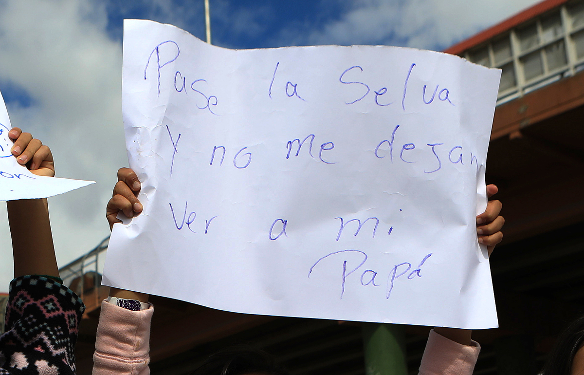 Niños migrantes venezolanos protestaron en línea México-EEUU tras ser separados de sus padres