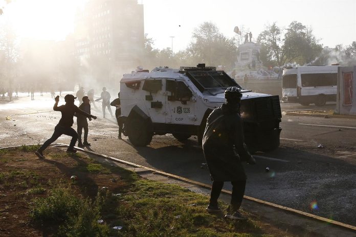 Carabineros lanzan gas y agua sucia contra periodistas en protestas en Chile