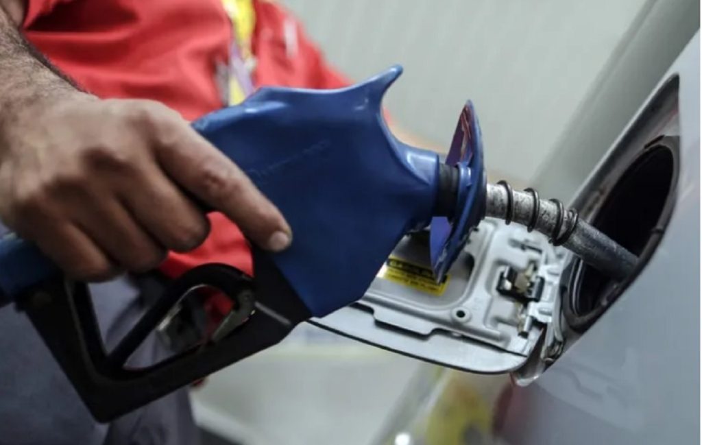 Polémica alza del precio de combustibles