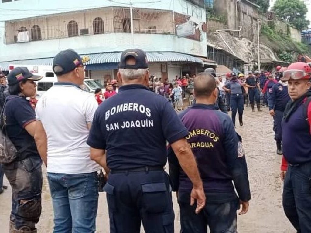 Bomberos carabobeños prestan apoyo a los pobladores de Tejerías