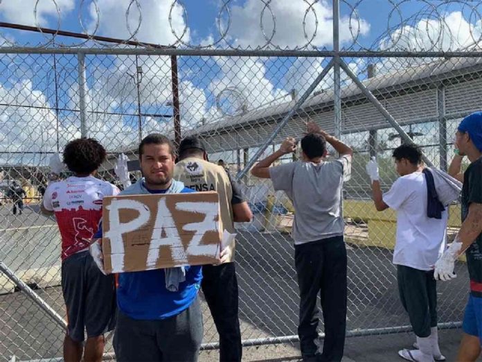 Venezolanos deportados protestan pacíficamente en puente entre México y EE.UU.
