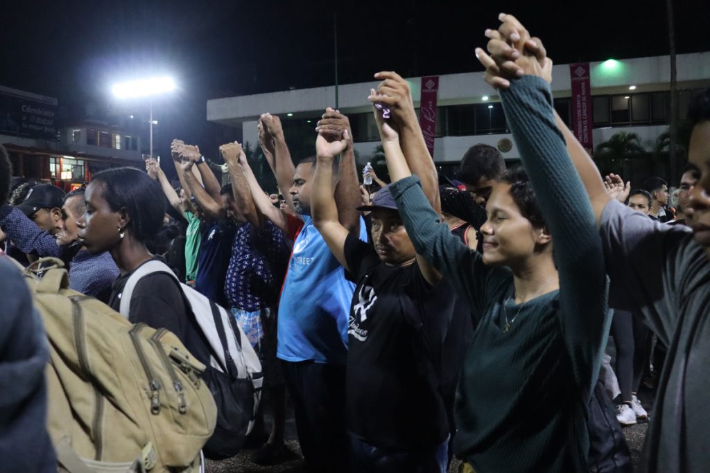 Venezolanos arman motín en estación migratoria