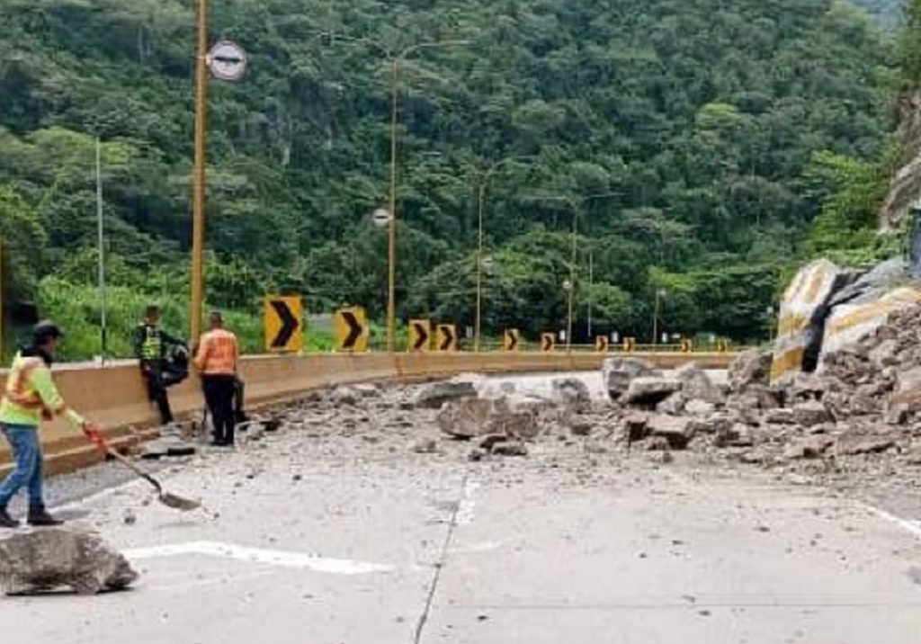 Reportado deslizamiento de tierra en la autopista Valencia-Puerto Cabello