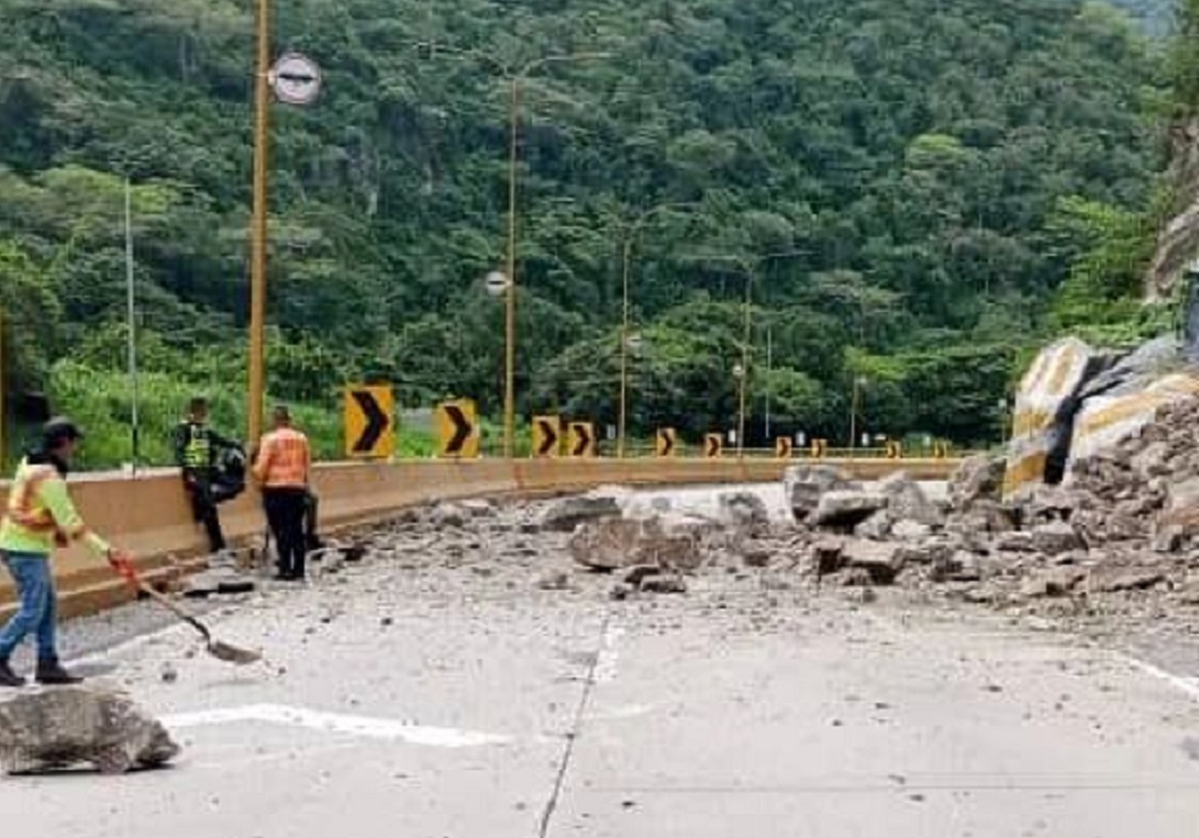 Reportado deslizamiento de tierra en la autopista Valencia-Puerto Cabello