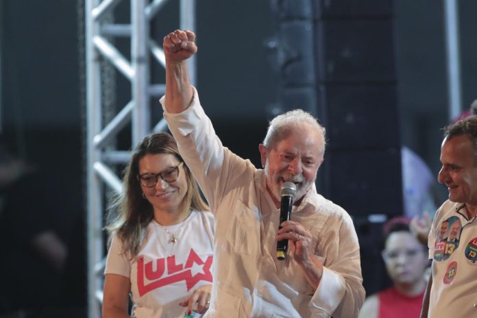 Lula mantiene inalterada ventaja en sondeos a dos semanas de segunda vuelta