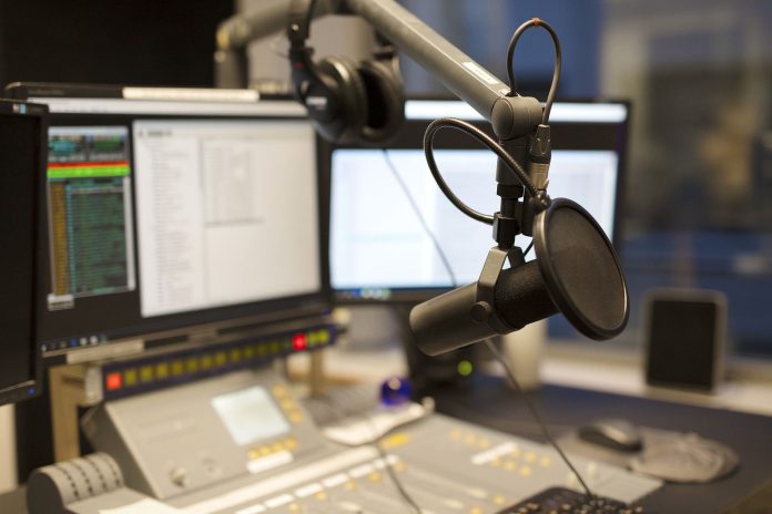 Unas 40 oenegés rechazan suspensión arbitraria de emisoras de radio