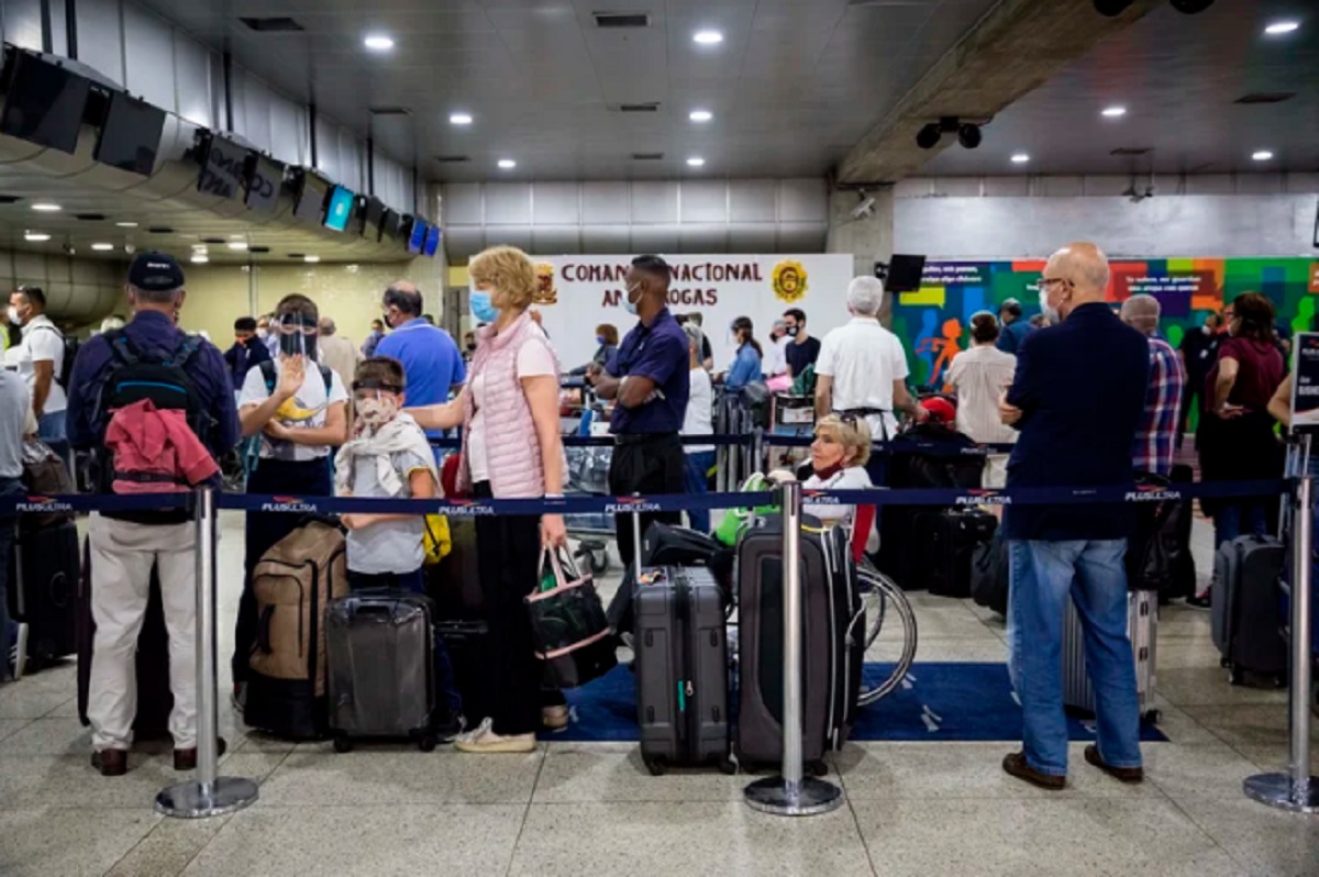 Asisten a 70 venezolanos
