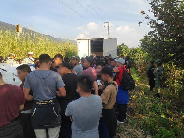 Agentes encuentran a 82 migrantes hacinados en camión de carga en México