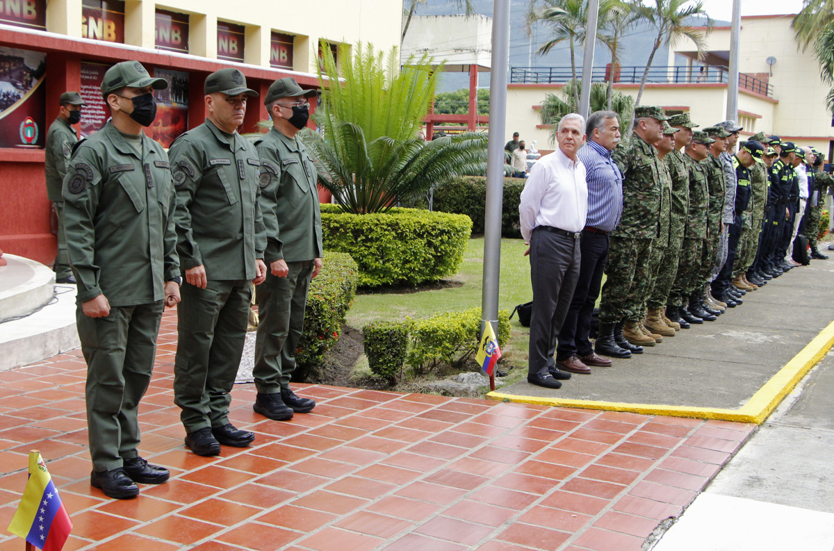 Las Fuerzas Militares de Colombia y Venezuela realizaron este miércoles en la zona de frontera la primera reunión binacional con el objetivo de establecer temas de cooperación tras la reanudación de las relaciones entre ambos países.