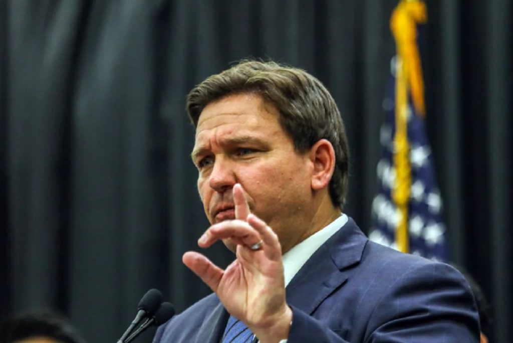 DeSantis firma ley que dificulta el establecimiento de inmigrantes en Florida
