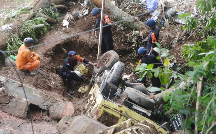 Personal militar y de rescate de Indonesia busca víctimas en una casa derrumbada. Foto: EFE