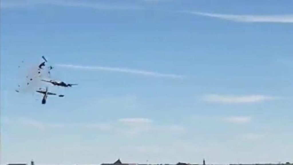 Dos aviones antiguos chocan durante espectáculo y se desconoce si hubo víctimas