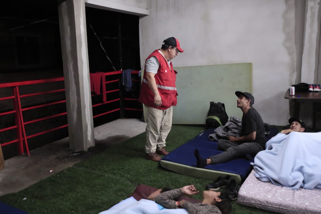 Iglesia evangélica hondureña sirve de albergue y descanso a migrantes venezolanos