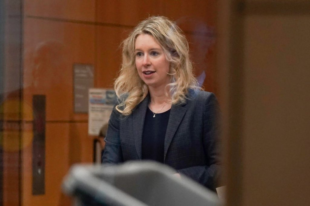 Sentenciada a 11 años de cárcel en EE.UU. la emprendedora Elizabeth Holmes