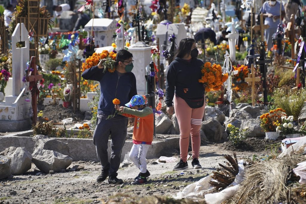 La vida vuelve a los cementerios mexicanos en el Día de Muertos
