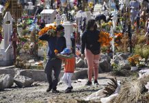 La vida vuelve a los cementerios mexicanos en el Día de Muertos