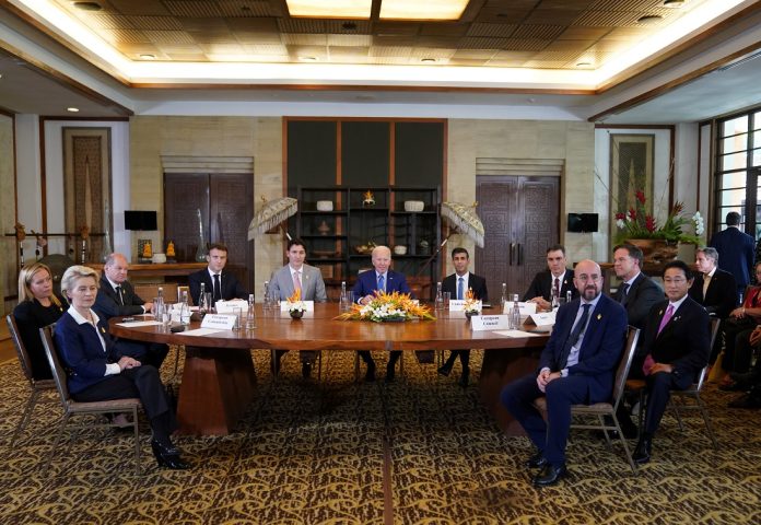 Líderes del G7 y la OTAN se reúnen de urgencia en Bali sobre Polonia