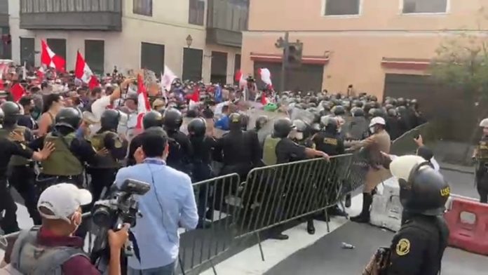 Peruanos se concentran frente al Congreso