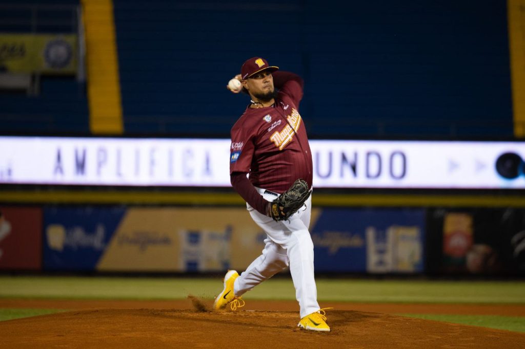 Navieros y aborígenes dividieron honores en Puerto La Cruz Eduardo Medina/Prensa Caribes de Anzoátegui Eduardo Medina/Prensa Caribes de Anzoátegui 30/11/2022 12:00 AM Por Prensa Magallanes BBC | Juan Pablo Carmona Luego de haber vapuleado a Caribes de Anzoátegui en el juego anterior, los Navegantes del Magallanes no pudieron repetir la dosis y cayeron derrotados 6 carreras por 3 ante el conjunto oriental en el Estadio Alfonso “Chico” Carrasquel. Los brazos turcos pudieron mantener el juego empatado hasta el octavo inning, cuando los dirigidos por Omar López fabricaron un racimo de cuatro carreras para tomar la ventaja definitiva en el encuentro. El conjunto de casa se adelantó rápidamente en la parte baja del primer episodio, gracias a un doble de Andruw Monasterio que remolcó a José Azocar para traer la primera rayita de Caribes. Sin embargo, Alberth Martínez se encargó de voltear la pizarra en la cuarta alta con un doble que impulsó a Daniel Mayora y Renato Núñez. Por su parte, los orientales igualaron las acciones en la parte baja de la quinta entrada con otro inatrapable de Andruw Monasterio que mandó para el plato a Eduardo Díaz. Luego de un gran relevo por parte de los lanzadores derechos Kervin Castro, Anthony Vizcaya y Eduard Bazardo sacando sus respectivos ceros, Jesús Tinoco no pudo hacer lo propio en el octavo episodio, al permitir las cuatro rayitas que le dieron la ventaja al equipo anzoatiguense. Dichas carreras llegaron por un wild pitch, un hit remolcador de Jesús Sucre y un cuadrangular de dos rayitas por parte de Eduardo Díaz. No obstante, los turcos descontaron gracias a un triple de Romer Cuadrado que impulsó a Alberth Martínez, pero no le alcanzó a la nave. Con este resultado, los filibusteros ahora poseen récord de 16 ganados y 18 perdidos, cifra que buscarán nivelar con los próximos dos juegos ante su eterno rival, los Leones del Caracas. El zurdo Ricardo Sánchez será el encargado de iniciar el encuentro este jueves en Caracas y Érick Leal se montará en la lomita el viernes 2 de diciembre en el estadio José Bernardo Pérez de Valencia.