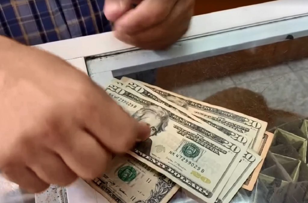 VOA: Disminuyen envíos de remesas a Venezuela en comparación con 2021
