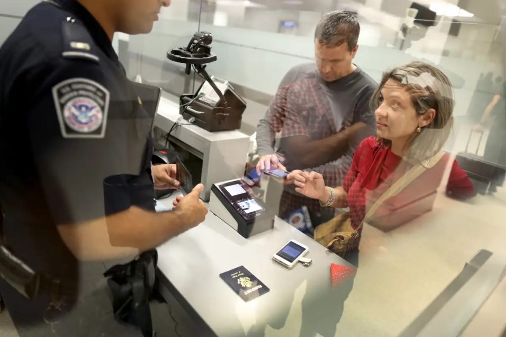 Ordenan a EE.UU. informar sobre persecución de viajeros en entradas al país