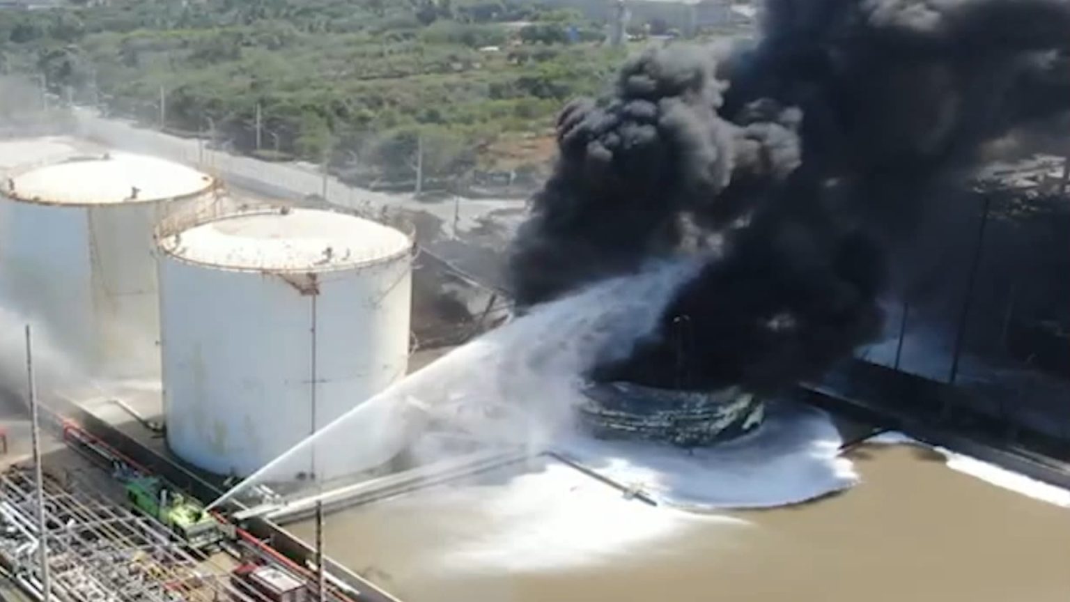 Después de 60 horas apagan incendio en depósito de combustible en Colombia