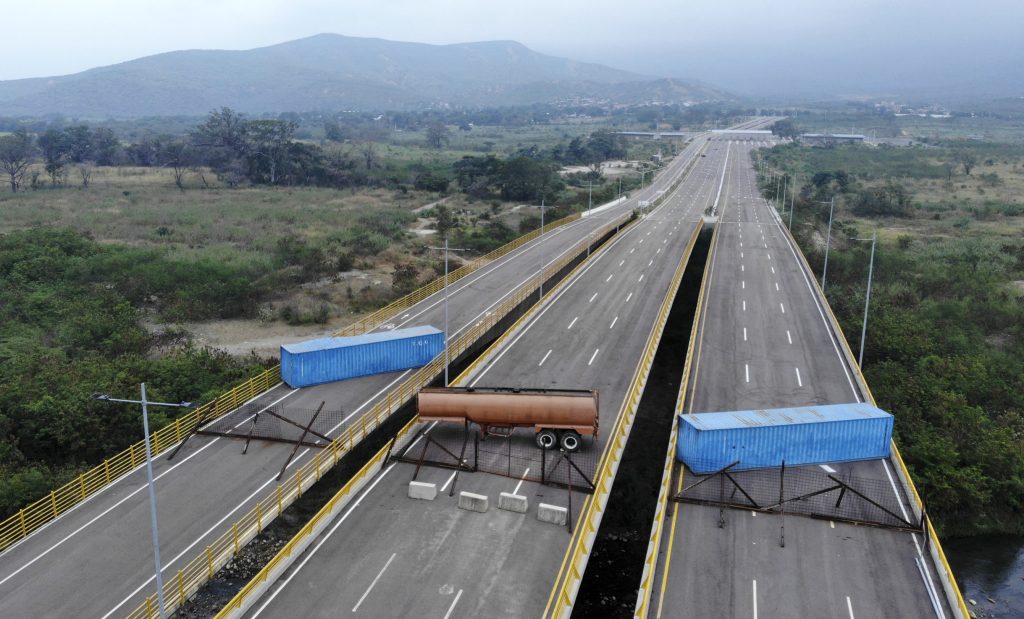 Gobierno retira contenedores del puente de Tienditas en límites con Colombia