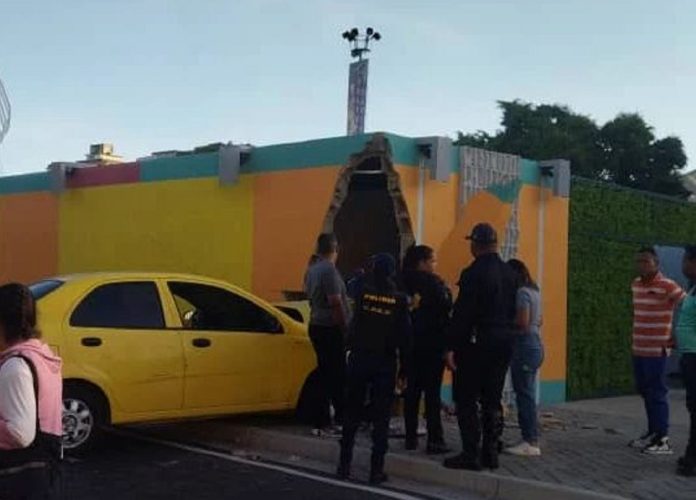Choque en la Bolívar Norte de Valencia: sin lesionados pero dejó serios daños