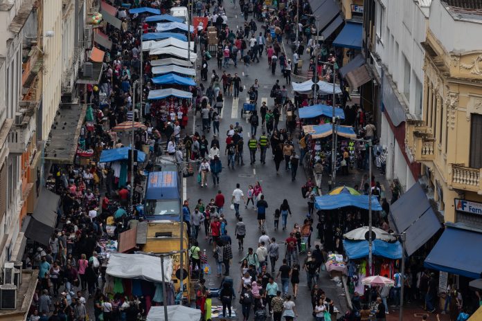 Millones de trabajadores latinoamericanos esperan aguinaldo en un difícil año