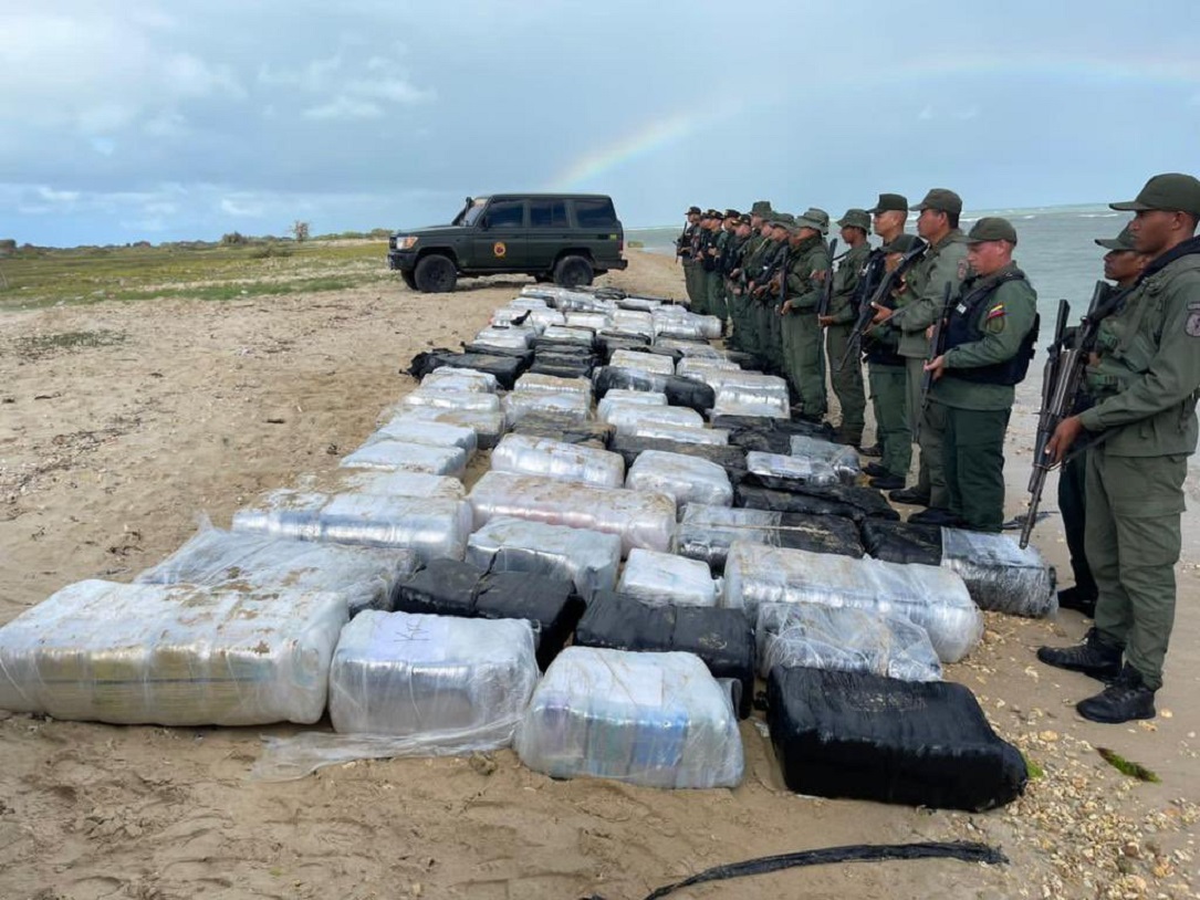 Militares capturan a hombre con 160 bultos de droga en el estado Falcón