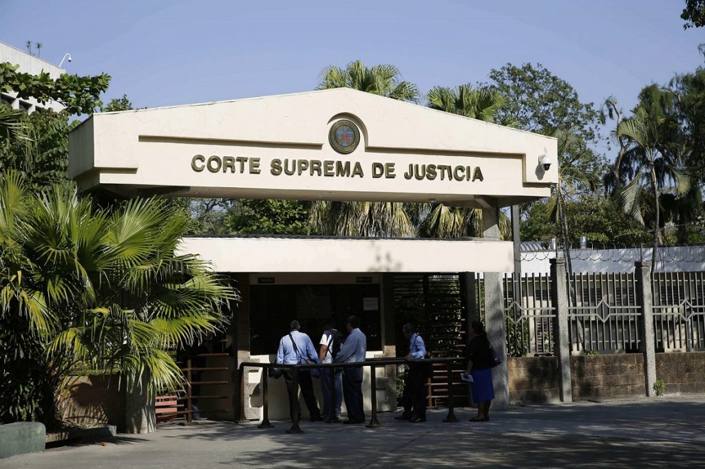 Cincuenta años de prisión para un hombre en El Salvador por matar a su esposa