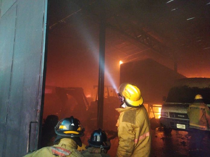 Incendio consumió materiales depositados en galpones al sur de Valencia
