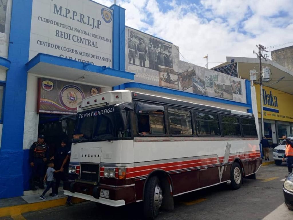 Arrestado conductor de transporte público tras imprudente maniobra en la avenida Lara