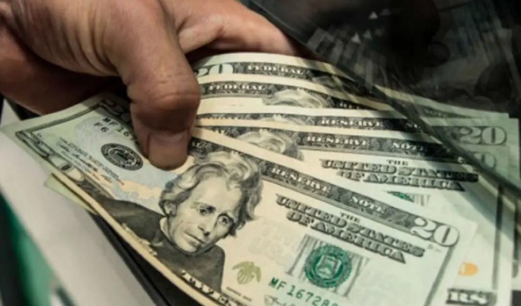 El dólar se mantendrá más o menos estable en el primer trimestre, señala economista