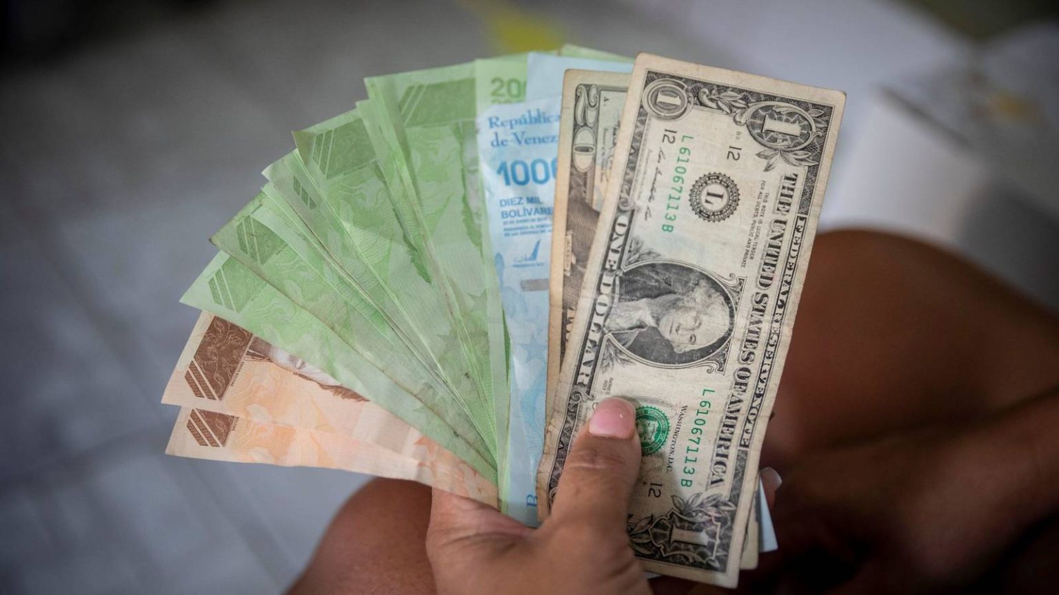 Precio del dólar oficial llega a 16 bolívares, el doble en tres meses