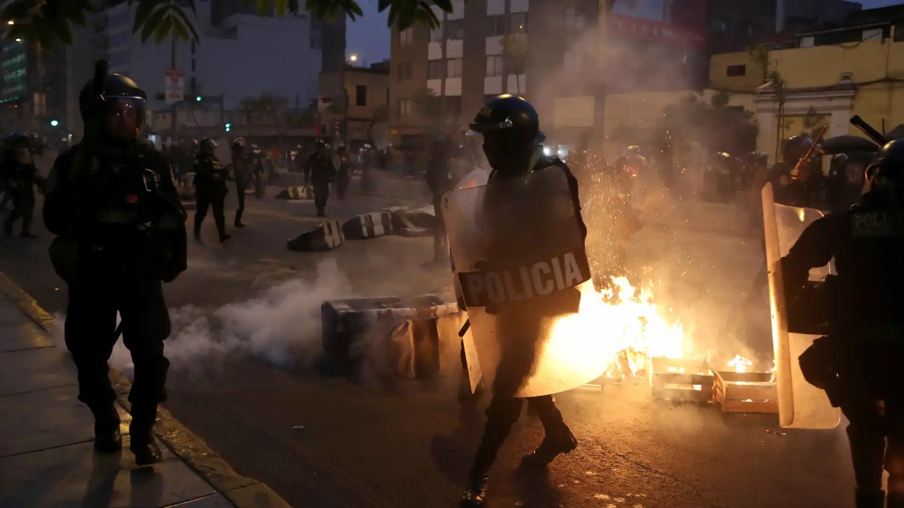 Heridos 15 policías peruanos en un ataque de manifestantes con explosivos