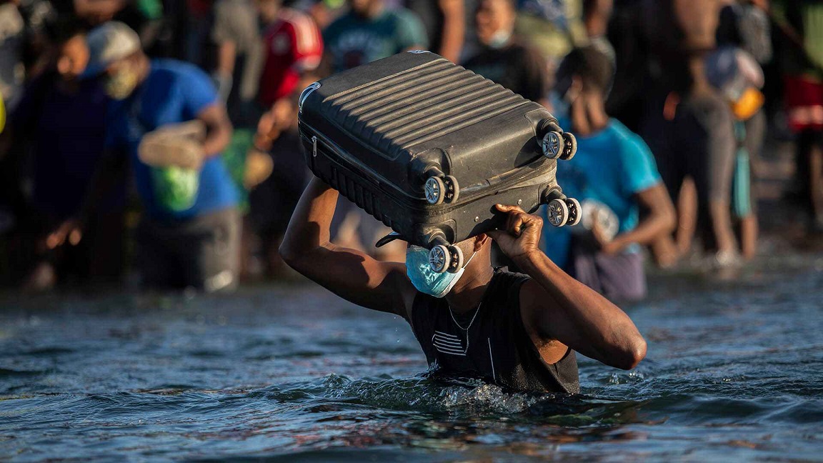Migrantes en México se lanzan al río Bravo para llegar a los Estados Unidos