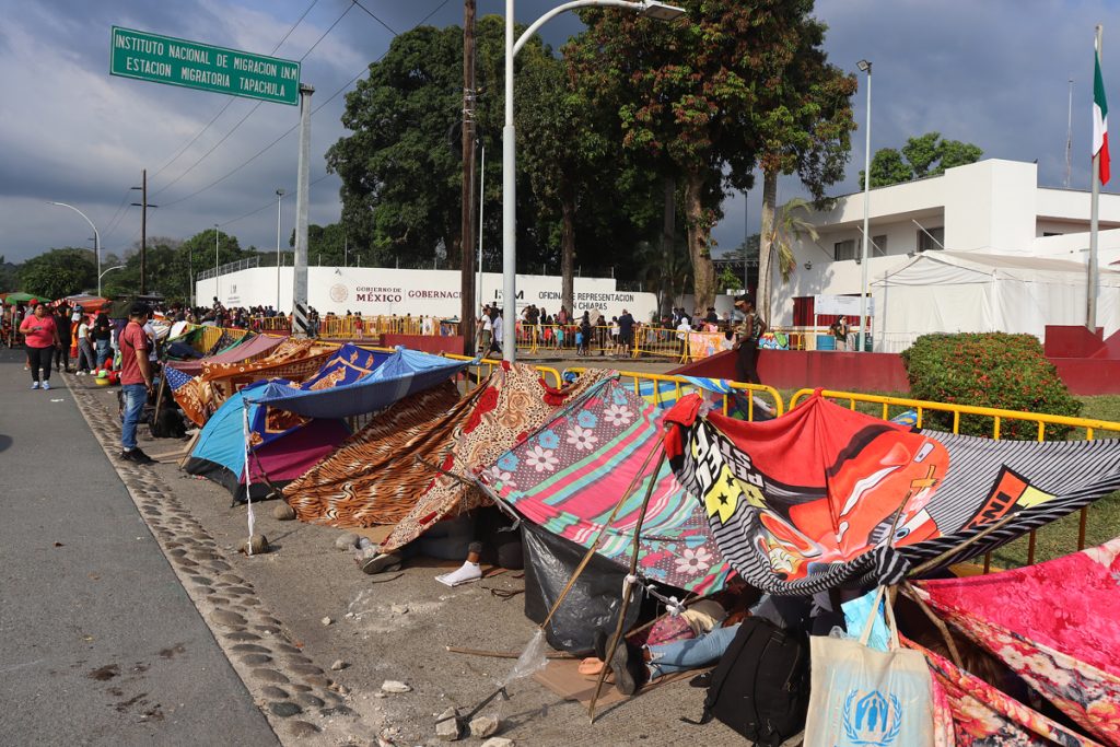 Unos 2 mil migrantes improvisan campamento en frontera sur de México