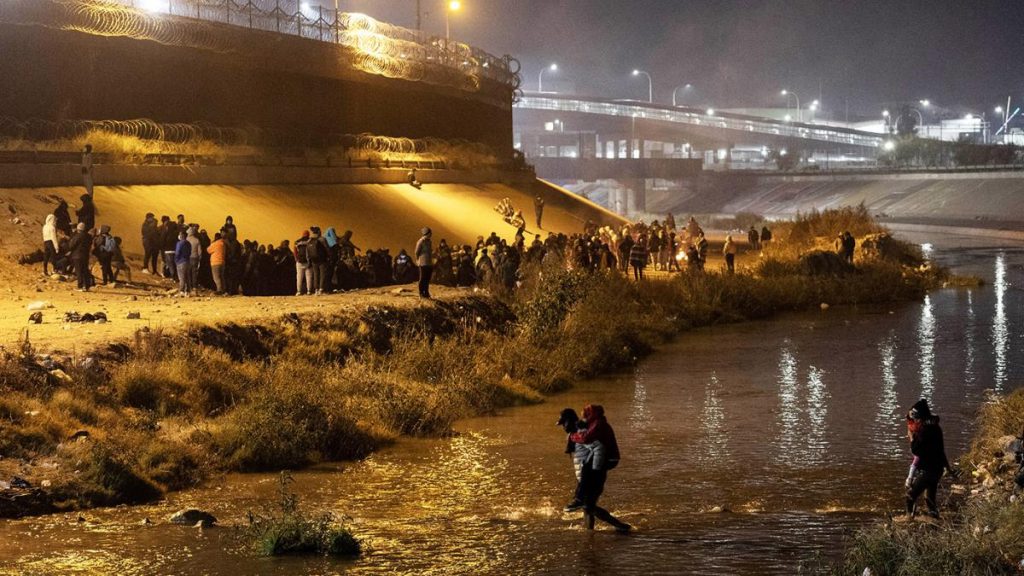 Fiscales interponen demanda contra plan de Biden de visar a migrantes cubanos y venezolanos