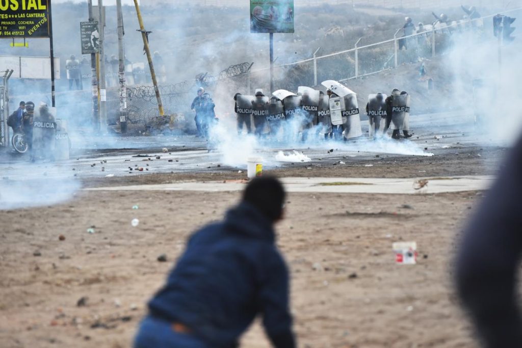 Dos nuevas víctimas elevan a 62 los fallecidos en las protestas en Perú
