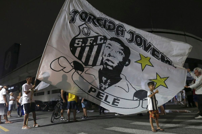 Aficionados del club Santos afuera del estadio Urbano Caldeira. Foto: EFE