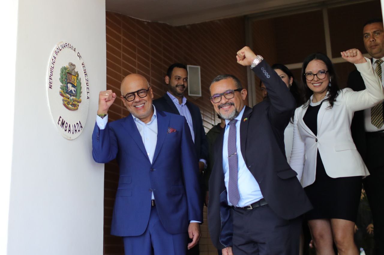 Parlamento oficialista recibe, de forma simbólica, sede de embajada en Brasil