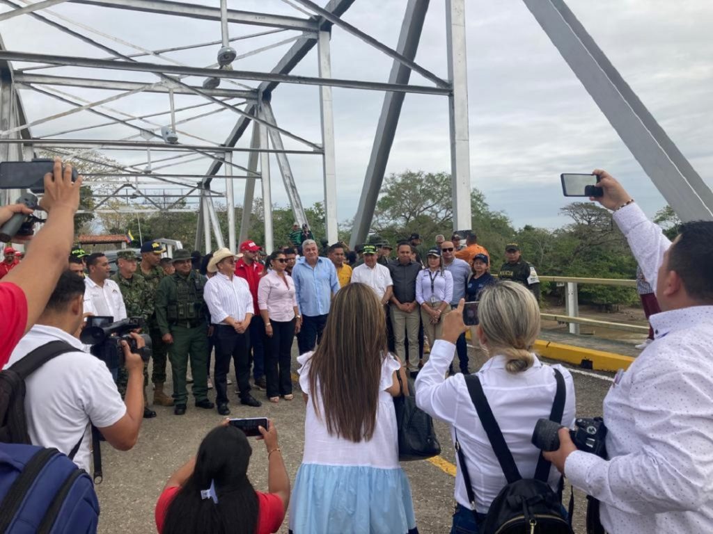 Venezuela y Colombia abren un segundo puente para el tránsito de vehículos