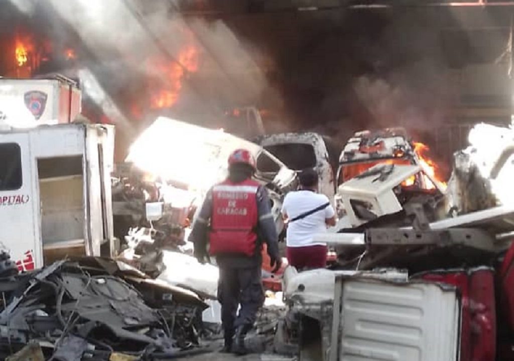 Registrado incendio en talleres del Cuerpo de Bomberos de Caracas este sábado