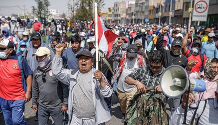 Protestas vuelven a Perú con bloqueos de vías, pero sin choques violentos