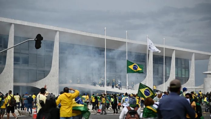 Corte brasileña mantiene en prisión a 942 de los detenidos por acto golpista
