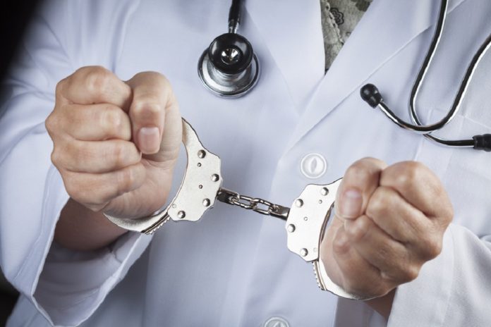 Dos médicos de Florida condenados por defraudar 31 millones al Medicare