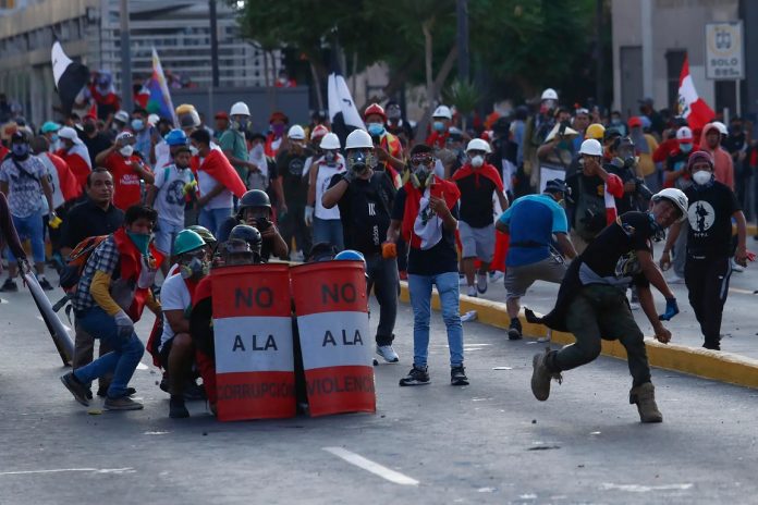 Fotógrafo herido por perdigones y equipo de TV agredido en protestas en Lima