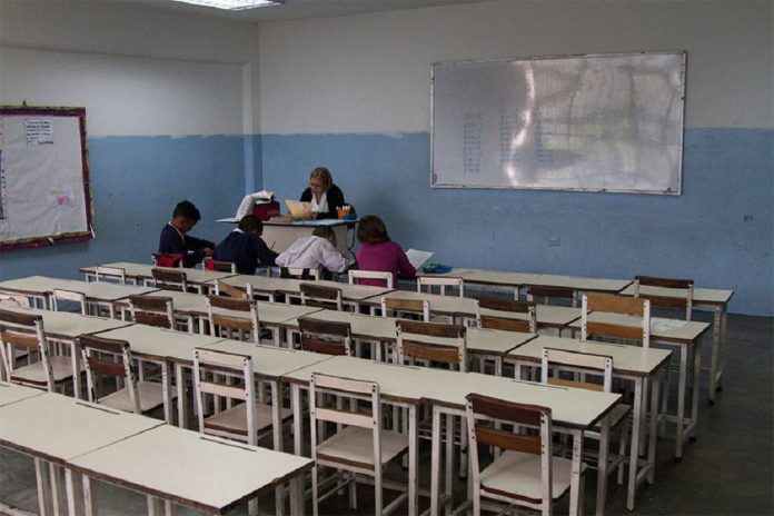 Rector de la UPEL clama por los docentes: “La educación en el país funciona de milagro”