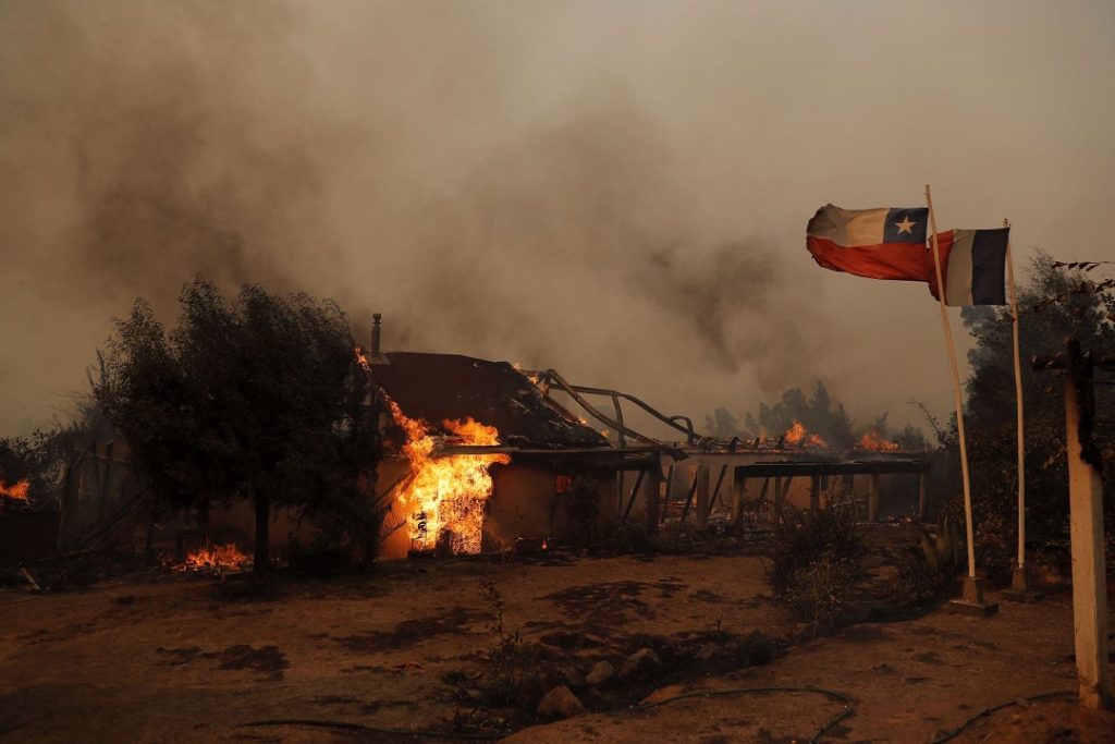 Asciende a 13 el número de muertos en virulentos incendios de Chile